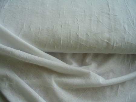 480506 – mačkaný úplet Cena: 2€/m Farba: biela Šírka: 130 cm Zloženie: 96% polyester ,4% elastan Vhodné na jemné blúzky, sukne, šály, tuniky, topy, šaty,..
